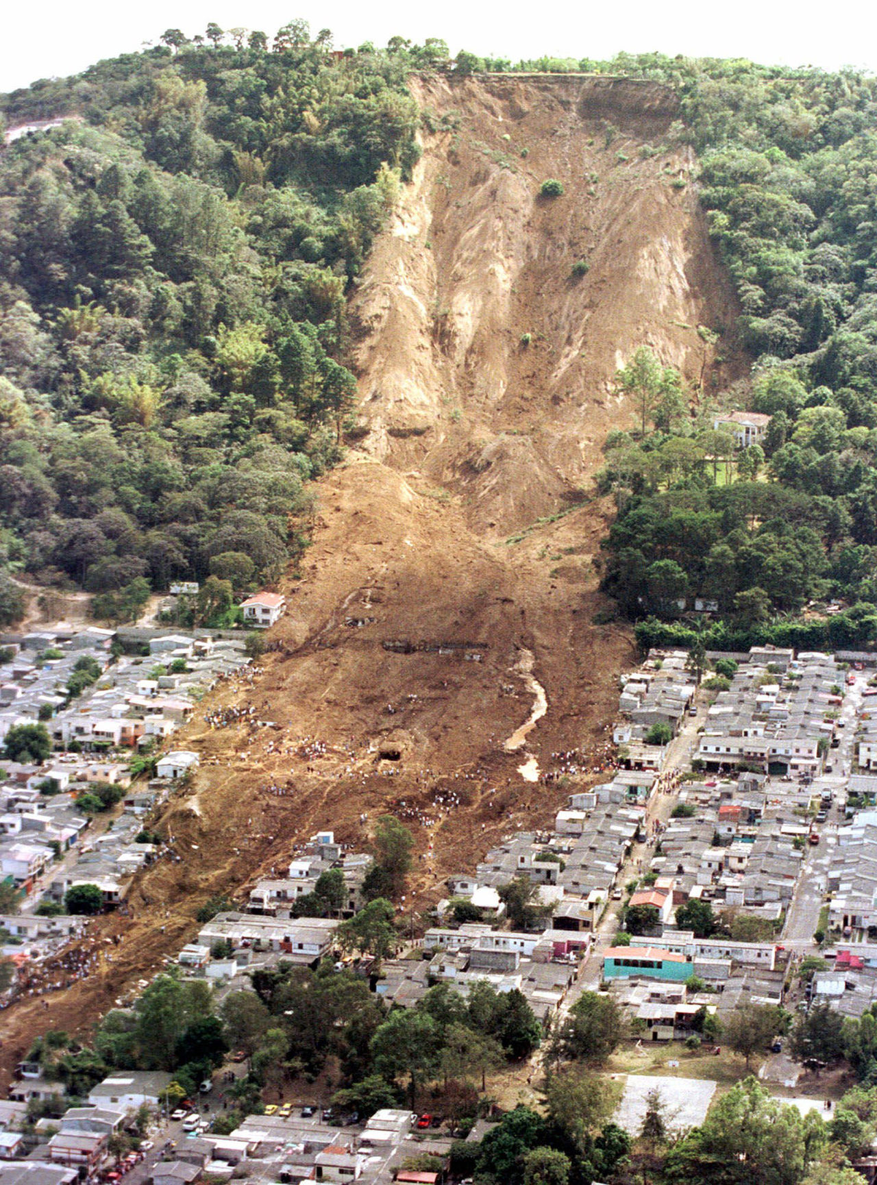Deadly earthquake devastates El Salvador